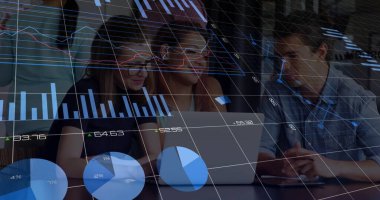 Ofiste iş tartışması yapan çeşitli meslektaşların mali veri işleme görüntüsü. Küresel iş, finans, hesaplama ve dijital arayüz kavramı dijital olarak oluşturuldu.