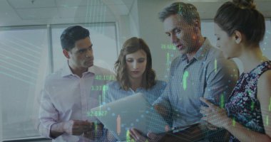 Ofisteki çeşitli iş adamları üzerinde çalışan bağlantıların ve veri işlemenin resmi. Küresel finans, iş, bağlantılar, hesaplama ve veri işleme kavramı dijital olarak oluşturuldu.