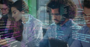 Ofisteki çeşitli iş adamları üzerinde asma kilit ve veri işleme görüntüsü. Küresel finans, iş, bağlantılar, hesaplama ve veri işleme kavramı dijital olarak oluşturuldu.