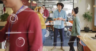 Modern ofisteki farklı meslektaşlar üzerinde iş verileri işleme imajı. takım çalışması, işbirliği, teknoloji, etkileşim, analitik, çalışma alanı