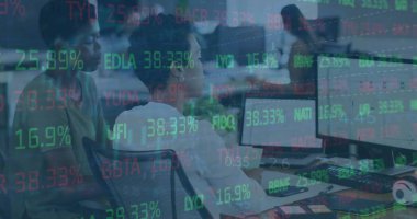 Ofisteki çeşitli iş adamlarıyla ilgili finansal veri işleme resmi. Küresel finans, iş, bağlantılar, hesaplama ve veri işleme kavramı dijital olarak oluşturuldu.