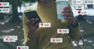 Medya simgeleri, akıllı telefon kullanan melez kadınlar üzerinde. İş dünyası, sosyal medya ve dijital arayüz kavramı dijital olarak oluşturulmuş görüntü.