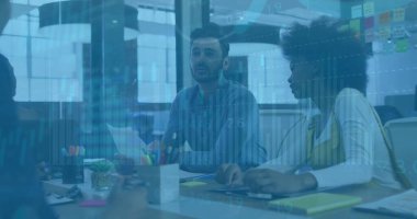 Ofisteki çeşitli iş adamlarıyla ilgili finansal veri işleme resmi. Küresel finans, iş, bağlantılar, hesaplama ve veri işleme kavramı dijital olarak oluşturuldu.