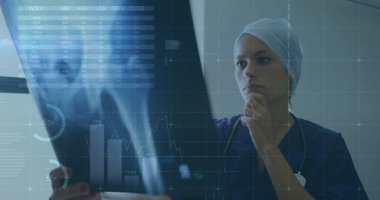 Kafkasyalı kadın cerrahın hastanedeki mali veri işleme görüntüsü. Küresel tıp, sağlık, bilgisayar ve dijital arayüz kavramı dijital olarak oluşturuldu.