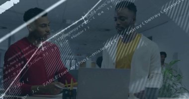 Ofisteki çeşitli iş adamlarıyla ilgili finansal veri işleme resmi. Küresel finans, iş, bağlantılar, hesaplama ve veri işleme kavramı dijital olarak oluşturuldu.