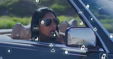 Çift ırklı araba kullanan kadın yerine ekolojik simgeler. Küresel yeşil enerji, çevre, bağlantılar, hesaplama ve veri işleme kavramı dijital olarak oluşturuldu.