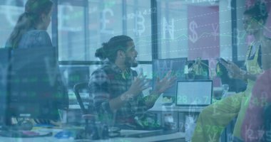 Ofisteki çeşitli iş adamlarıyla ilgili finansal veri işleme resmi. Küresel finans, iş, bağlantılar, hesaplama ve veri işleme kavramı dijital olarak oluşturuldu.