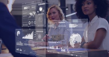 Çeşitli meslektaşların konuştuğu veri işleme ve diyagramların görüntüsü. Teknoloji, iş ve dijital arayüz kavramı dijital olarak oluşturulmuş görüntü.