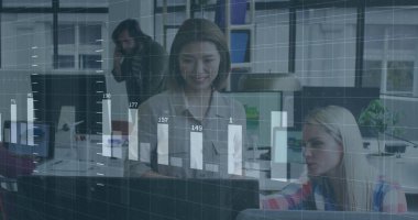 Ofisteki çeşitli iş adamlarıyla ilgili finansal veri işleme resmi. Küresel finans, iş, bağlantılar, hesaplama ve veri işleme kavramı dijital olarak oluşturuldu.