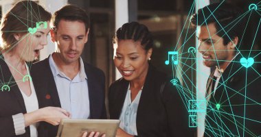 İş ekibi dijital ağ bağlantıları ve veri işleme görüntüsü üzerinde tartışıyor. Takım çalışması, işbirliği, beyin fırtınası, yenilik, teknoloji, iletişim