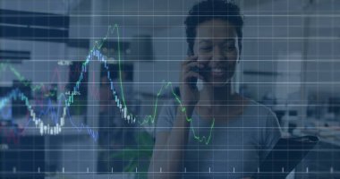 Akıllı telefon kullanan iki ırklı iş kadınının mali veri işleme görüntüsü. Küresel finans, iş, bağlantılar, hesaplama ve veri işleme kavramı dijital olarak oluşturuldu.