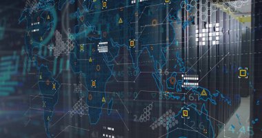 Bilgisayar sunucuları üzerinden dijital veri işleme resmi. Dijital olarak oluşturulmuş küresel bağlantılar, hesaplama ve veri işleme kavramı.