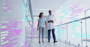 Koridorda yürürken, sağlık uzmanları hasta verilerini programlama kodları üzerinden tartışıyor. danışmanlık, takım çalışması, teknoloji, veri analizi, işbirliği, araştırma