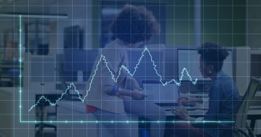 Ofisteki çeşitli iş adamlarıyla ilgili finansal veri işleme resmi. Küresel finans, iş, bağlantılar, hesaplama ve veri işleme kavramı dijital olarak oluşturuldu.