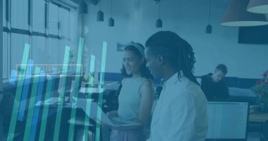 Ofisteki çeşitli iş adamlarıyla ilgili finansal veri işleme resmi. Küresel finans, iş, bağlantılar, hesaplama ve veri işleme kavramı dijital olarak oluşturuldu.