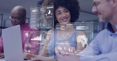 Çeşitli iş adamlarının birlikte çalıştığı finansal veri işleme görüntüsü. Küresel finans, iş, bağlantılar, hesaplama ve veri işleme kavramı dijital olarak oluşturuldu.