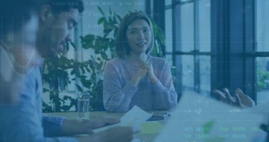 Ofisteki çeşitli iş adamlarıyla ilgili finansal veri işleme resmi. Küresel finans, iş, bağlantılar, hesaplama ve veri işleme kavramı dijital olarak oluşturuldu.