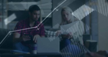 Ofiste tablet kullanan Kafkasyalı işadamının mali veri işleme görüntüsü. Küresel finans, iş, bağlantılar, hesaplama ve veri işleme kavramı dijital olarak oluşturuldu.