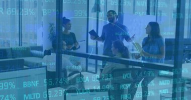 Ofisteki çeşitli iş adamlarıyla ilgili finansal veri işleme resmi. Küresel finans, iş, bağlantılar, hesaplama ve veri işleme kavramı dijital olarak oluşturuldu.