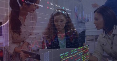 Ofiste iş tartışması yapan çeşitli meslektaşların mali veri işleme görüntüsü. Küresel iş, finans, hesaplama ve dijital arayüz kavramı dijital olarak oluşturuldu.