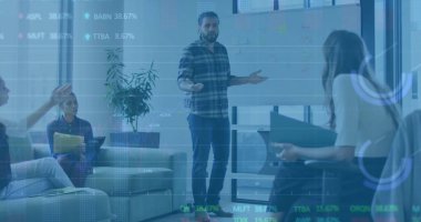 Ofisteki çeşitli iş adamlarıyla ilgili finansal veri işleme resmi. Küresel finans, iş, bağlantılar, hesaplama ve veri işleme kavramı dijital olarak oluşturuldu.