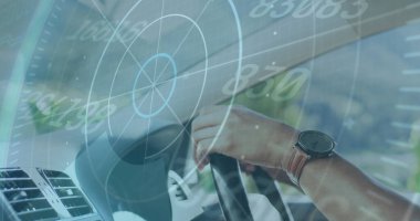 Sürücü arabası, direksiyonda hız göstergesi olan eller. Gösterge paneli, gezinti, yol gezisi, teknoloji, ulaşım, yolculuk