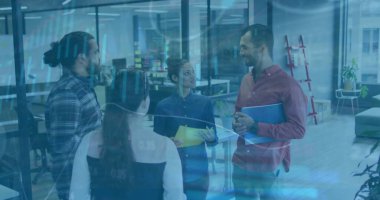 Ofisteki çeşitli iş adamlarıyla ilgili finansal veri işleme resmi. Küresel finans, iş, bağlantılar, hesaplama ve veri işleme kavramı dijital olarak oluşturuldu.