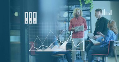 İş verileri, modern ofiste çeşitli takımların tartışması üzerine resim çizelgesi hazırlıyor. tartışma, toplantı, teknoloji, işbirliği, dijital, sunum