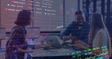 Ofiste iş tartışması yapan çeşitli meslektaşların mali veri işleme görüntüsü. Küresel iş, finans, hesaplama ve dijital arayüz kavramı dijital olarak oluşturuldu.