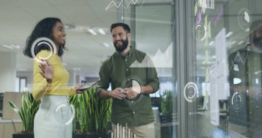 Ofisteki çeşitli iş adamlarıyla ilgili finansal veri işleme resmi. Küresel finans, iş, bağlantılar, hesaplama ve veri işleme kavramı dijital olarak oluşturuldu.