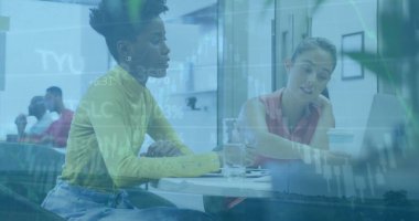 Ofisteki çeşitli iş adamlarıyla ilgili finansal veri işleme resmi. Küresel finans, iş, bağlantılar, hesaplama ve veri işleme kavramı dijital olarak oluşturuldu.