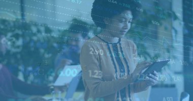 Ofisteki çeşitli iş adamlarıyla ilgili finansal veri işleme resmi. Küresel finans, iş, bağlantılar, hesaplama ve veri işleme kavramı dijital olarak oluşturuldu.