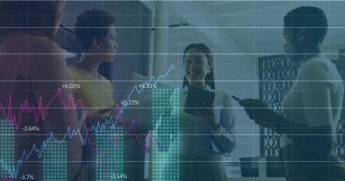 Ofisteki çeşitli iş adamlarıyla ilgili finansal veri işleme resmi. Küresel finans, iş, bağlantılar, hesaplama ve veri işleme kavramı dijital olarak oluşturuldu.