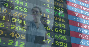 Ofisteki çeşitli iş adamlarıyla ilgili finansal veri işleme resmi. Küresel finans, iş, bağlantılar, hesaplama ve veri işleme kavramı dijital olarak oluşturuldu.