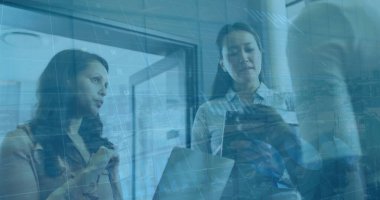 Ofisteki çeşitli iş adamlarıyla ilgili finansal veri işleme resmi. Küresel finans, iş, bağlantılar, hesaplama ve veri işleme kavramı dijital olarak oluşturuldu.