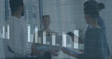 Ofisteki çeşitli iş adamlarıyla ilgili finansal veri işleme resmi. Küresel finans, iş, bağlantılar, hesaplama ve veri işleme kavramı dijital olarak oluşturuldu.