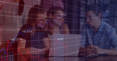 Ofiste iş tartışması yapan çeşitli meslektaşların mali veri işleme görüntüsü. Küresel iş, finans, hesaplama ve dijital arayüz kavramı dijital olarak oluşturuldu.