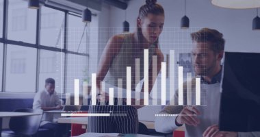 Ofiste çalışan iş adamları, üzerlerinde çizelge ile çalışıyorlar. takım çalışması, işbirliği, toplantı, analiz, büyüme, gelişme