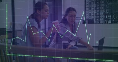 Ofisteki çeşitli iş adamlarıyla ilgili finansal veri işleme resmi. Küresel finans, iş, bağlantılar, hesaplama ve veri işleme kavramı dijital olarak oluşturuldu.