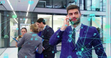 Kafkasyalı iş adamının üzerinde akıllı telefon kullanan bağlantıları ve ikonları olan kürelerin görüntüsü. Küresel finans, iş, bağlantılar, hesaplama ve veri işleme kavramı dijital olarak oluşturuldu.