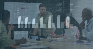 Ofisteki çeşitli iş adamlarıyla ilgili finansal veri işleme resmi. Küresel finans, iş, bağlantılar, hesaplama ve veri işleme kavramı dijital olarak oluşturuldu.