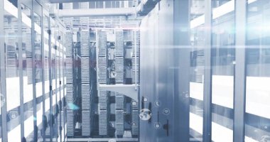 Bilgisayar sunucuları üzerinden veri işleme resmi. Küresel finans, iş, bağlantılar, bulut hesaplama ve veri işleme kavramı dijital olarak oluşturuldu.