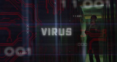 Beyaz kadın çalışanın sunucu odasında veri işleme üzerinden virüs mesajı görüntüsü. Teknoloji ve dijital arayüz kavramı dijital olarak oluşturuldu.