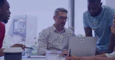 Çeşitli meslektaşların konuştuğu veri işleme ve diyagramların görüntüsü. Teknoloji, iş ve dijital arayüz kavramı dijital olarak oluşturulmuş görüntü.