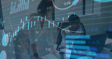 Ofisteki çeşitli iş adamlarıyla ilgili finansal veri işleme resmi. Küresel finans, iş, bağlantılar, hesaplama ve veri işleme kavramı dijital olarak oluşturuldu.