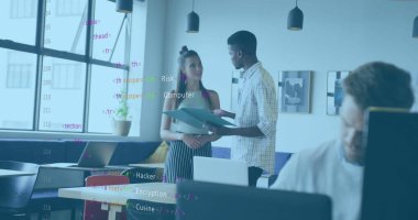 Modern ofiste çeşitli meslekdaşların belgeleri tartışması üzerine bilgisayar kodu resmi. Teknoloji, takım çalışması, işbirliği, iş dünyası, yenilik, kodlama