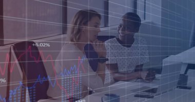 Ofisteki çeşitli iş adamlarıyla ilgili finansal veri işleme resmi. Küresel finans, iş, bağlantılar, hesaplama ve veri işleme kavramı dijital olarak oluşturuldu.