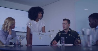 Çeşitli iş adamlarının birlikte çalıştığı finansal veri işleme görüntüsü. Küresel finans, iş, bağlantılar, hesaplama ve veri işleme kavramı dijital olarak oluşturuldu.