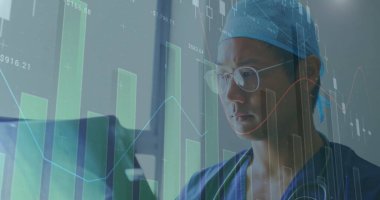 X-ray taraması yapan Asyalı bir erkek doktorun mali veri işleme görüntüsü. Küresel tıp, sağlık, bilgisayar ve dijital arayüz kavramı dijital olarak oluşturuldu.