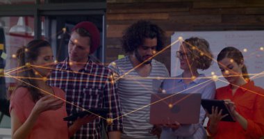 Ofisteki çeşitli iş adamları üzerinde çalışan bağlantıların ve veri işlemenin resmi. Küresel finans, iş, bağlantılar, hesaplama ve veri işleme kavramı dijital olarak oluşturuldu.